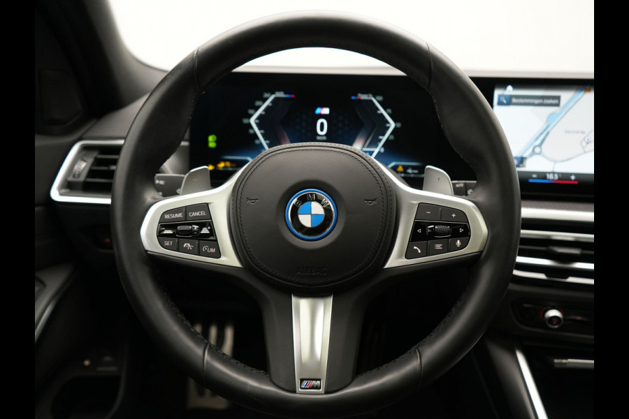 BMW 3 Serie Touring 320e M Sport PHEV SOH 95,9 Dealer O.H | Panodak | Adaptive Cruise | Head Up | Camera | Lederen Sportstoelen Memory & Verwarmd | Blis | Widescreen Navi | Keyless | Apple Carplay | DAB | 18"L.M | Plug In Hybrid