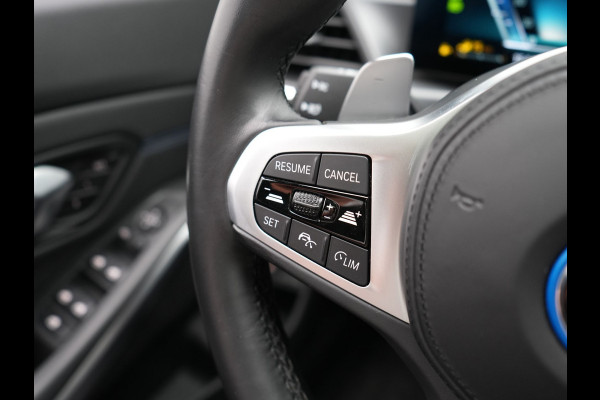 BMW 3 Serie Touring 320e M Sport PHEV SOH 95,9 Dealer O.H | Panodak | Adaptive Cruise | Head Up | Camera | Lederen Sportstoelen Memory & Verwarmd | Blis | Widescreen Navi | Keyless | Apple Carplay | DAB | 18"L.M | Plug In Hybrid