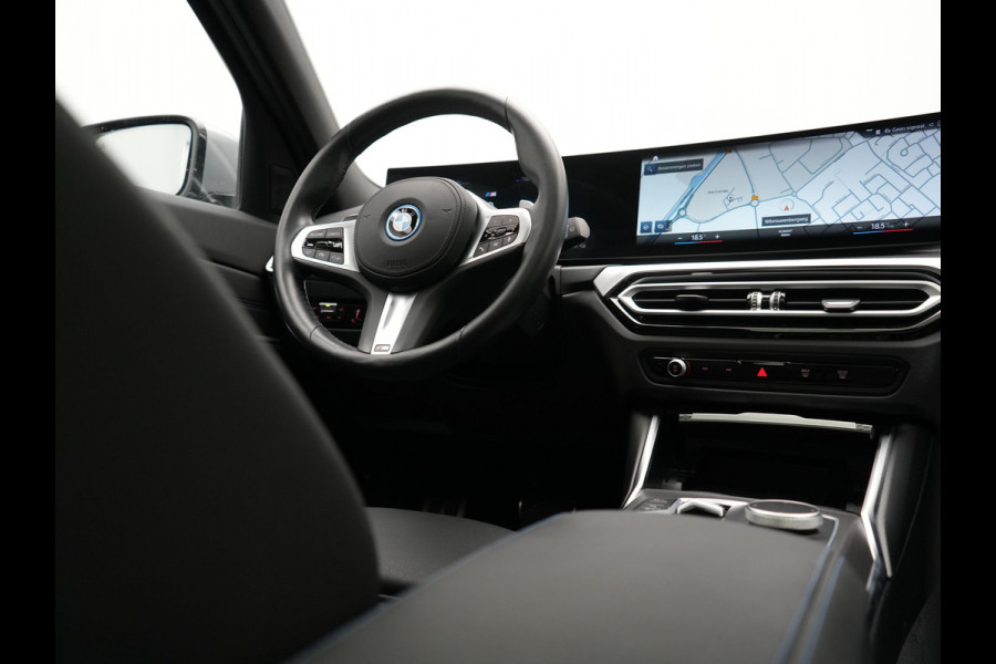 BMW 3 Serie Touring 320e M Sport PHEV SOH 95,9 Dealer O.H | Panodak | Adaptive Cruise | Head Up | Camera | Lederen Sportstoelen Memory & Verwarmd | Blis | Widescreen Navi | Keyless | Apple Carplay | DAB | 18"L.M | Plug In Hybrid