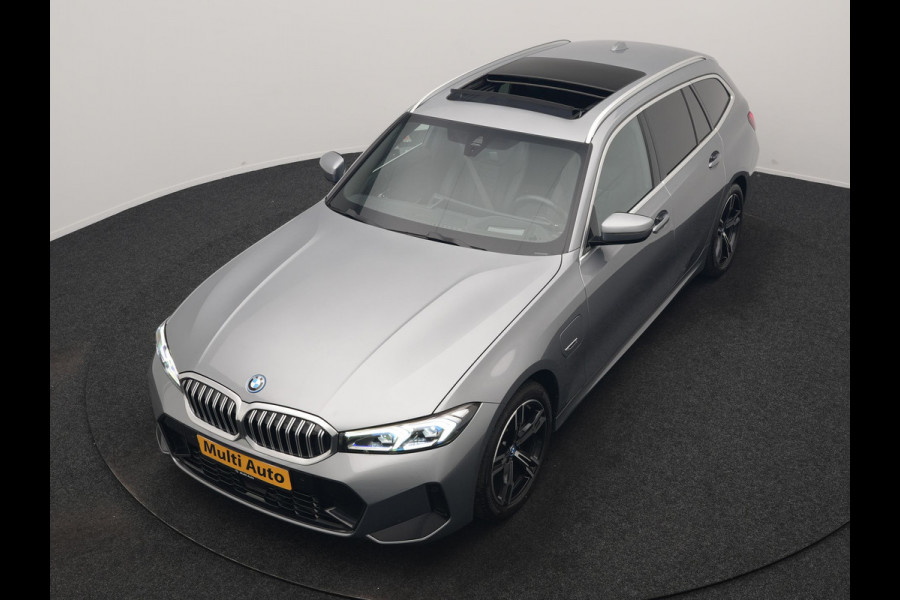 BMW 3 Serie Touring 320e M Sport PHEV SOH 95,9 Dealer O.H | Panodak | Adaptive Cruise | Head Up | Camera | Lederen Sportstoelen Memory & Verwarmd | Blis | Widescreen Navi | Keyless | Apple Carplay | DAB | 18"L.M | Plug In Hybrid