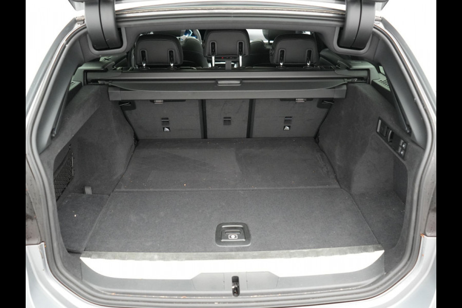 BMW 3 Serie Touring 320e M Sport PHEV SOH 95,9 Dealer O.H | Panodak | Adaptive Cruise | Head Up | Camera | Lederen Sportstoelen Memory & Verwarmd | Blis | Widescreen Navi | Keyless | Apple Carplay | DAB | 18"L.M | Plug In Hybrid