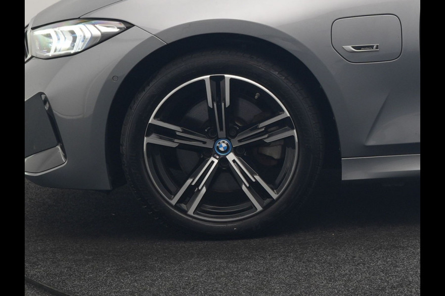 BMW 3 Serie Touring 320e M Sport PHEV SOH 95,9 Dealer O.H | Panodak | Adaptive Cruise | Head Up | Camera | Lederen Sportstoelen Memory & Verwarmd | Blis | Widescreen Navi | Keyless | Apple Carplay | DAB | 18"L.M | Plug In Hybrid