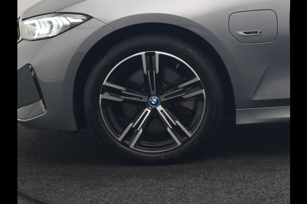 BMW 3 Serie Touring 320e M Sport PHEV SOH 95,9 Dealer O.H | Panodak | Adaptive Cruise | Head Up | Camera | Lederen Sportstoelen Memory & Verwarmd | Blis | Widescreen Navi | Keyless | Apple Carplay | DAB | 18"L.M | Plug In Hybrid