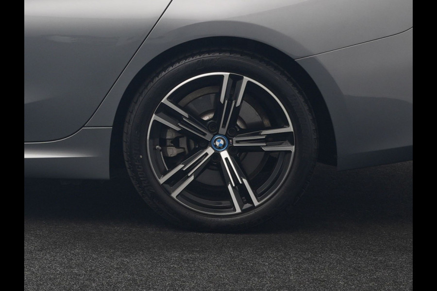 BMW 3 Serie Touring 320e M Sport PHEV SOH 95,9 Dealer O.H | Panodak | Adaptive Cruise | Head Up | Camera | Lederen Sportstoelen Memory & Verwarmd | Blis | Widescreen Navi | Keyless | Apple Carplay | DAB | 18"L.M | Plug In Hybrid