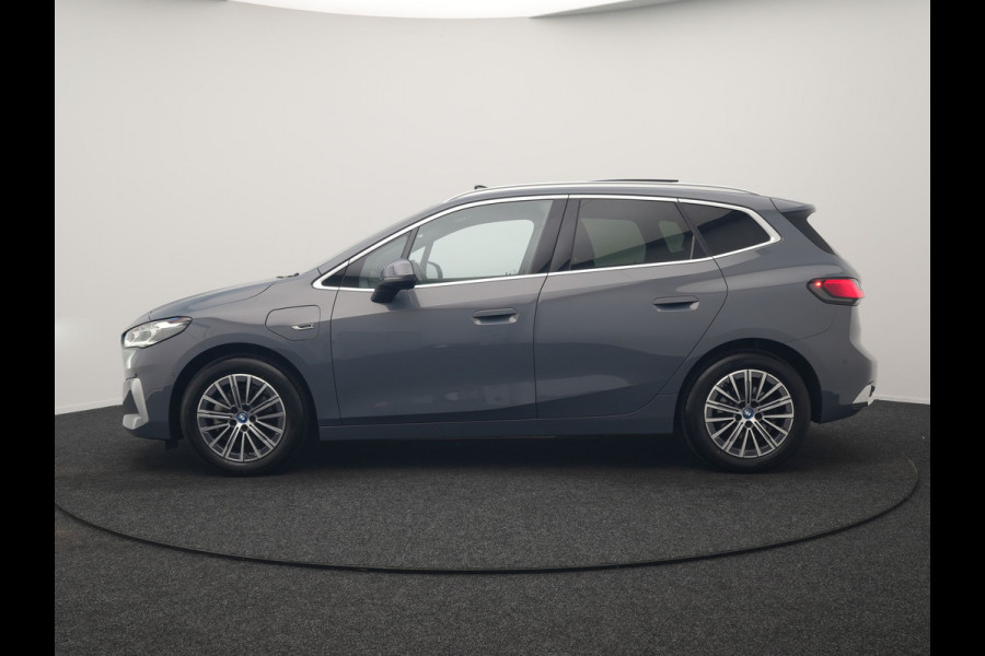 BMW 2 Serie Active Tourer 225e xDrive Luxury Line PHEV 245pk Dealer O.H | Trekhaak | Panodak | Adaptive Cruise | Lederen Sportstoelen Massage & Memory | Stoelen & Stuur Verwarmd | Blis | Sfeerverlichting | Apple Carplay | Widescreen Navigatie | Plug In Hybrid |