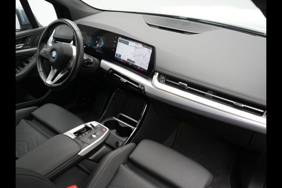 BMW 2 Serie Active Tourer 225e xDrive Luxury Line PHEV 245pk Dealer O.H | Trekhaak | Panodak | Adaptive Cruise | Lederen Sportstoelen Massage & Memory | Stoelen & Stuur Verwarmd | Blis | Sfeerverlichting | Apple Carplay | Widescreen Navigatie | Plug In Hybrid |