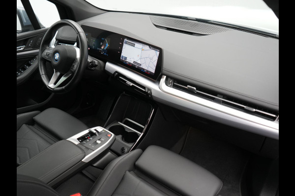 BMW 2 Serie Active Tourer 225e xDrive Luxury Line PHEV 245pk Dealer O.H | Trekhaak | Panodak | Adaptive Cruise | Lederen Sportstoelen Massage & Memory | Stoelen & Stuur Verwarmd | Blis | Sfeerverlichting | Apple Carplay | Widescreen Navigatie | Plug In Hybrid |