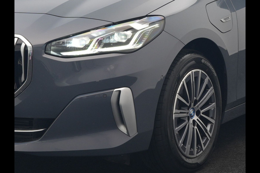 BMW 2 Serie Active Tourer 225e xDrive Luxury Line PHEV 245pk Dealer O.H | Trekhaak | Panodak | Adaptive Cruise | Lederen Sportstoelen Massage & Memory | Stoelen & Stuur Verwarmd | Blis | Sfeerverlichting | Apple Carplay | Widescreen Navigatie | Plug In Hybrid |