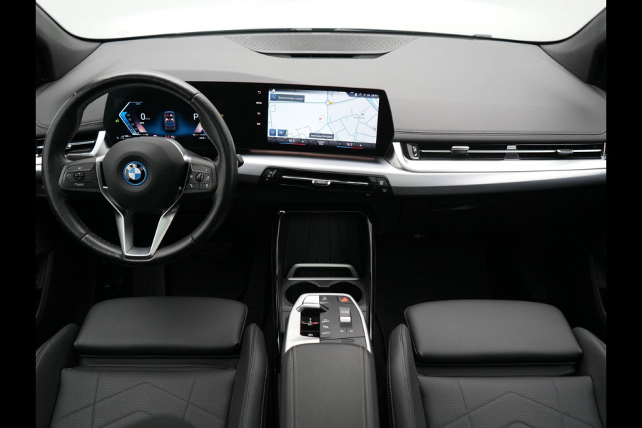 BMW 2 Serie Active Tourer 225e xDrive Luxury Line PHEV 245pk Dealer O.H | Trekhaak | Panodak | Adaptive Cruise | Lederen Sportstoelen Massage & Memory | Stoelen & Stuur Verwarmd | Blis | Sfeerverlichting | Apple Carplay | Widescreen Navigatie | Plug In Hybrid |