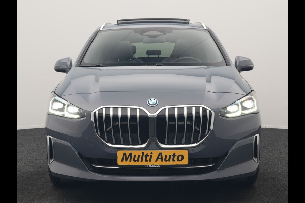 BMW 2 Serie Active Tourer 225e xDrive Luxury Line PHEV 245pk Dealer O.H | Trekhaak | Panodak | Adaptive Cruise | Lederen Sportstoelen Massage & Memory | Stoelen & Stuur Verwarmd | Blis | Sfeerverlichting | Apple Carplay | Widescreen Navigatie | Plug In Hybrid |