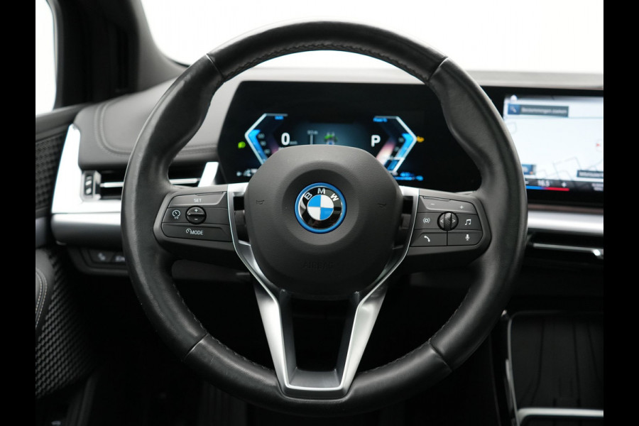 BMW 2 Serie Active Tourer 225e xDrive Luxury Line PHEV 245pk Dealer O.H | Trekhaak | Panodak | Adaptive Cruise | Lederen Sportstoelen Massage & Memory | Stoelen & Stuur Verwarmd | Blis | Sfeerverlichting | Apple Carplay | Widescreen Navigatie | Plug In Hybrid |