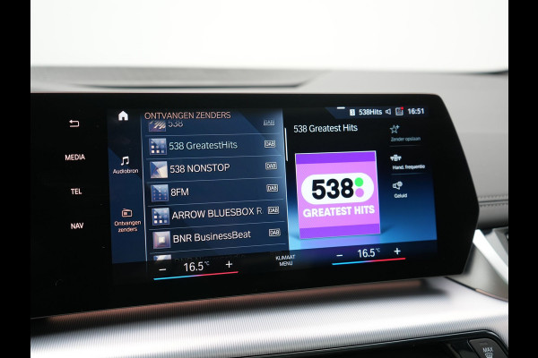 BMW 2 Serie Active Tourer 225e xDrive Luxury Line PHEV 245pk Dealer O.H | Trekhaak | Panodak | Adaptive Cruise | Lederen Sportstoelen Massage & Memory | Stoelen & Stuur Verwarmd | Blis | Sfeerverlichting | Apple Carplay | Widescreen Navigatie | Plug In Hybrid |