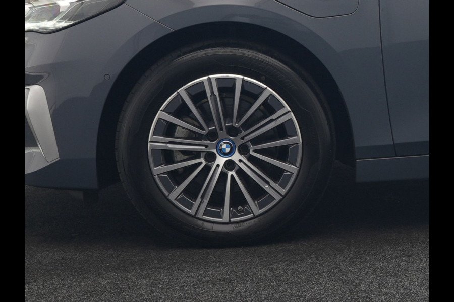 BMW 2 Serie Active Tourer 225e xDrive Luxury Line PHEV 245pk Dealer O.H | Trekhaak | Panodak | Adaptive Cruise | Lederen Sportstoelen Massage & Memory | Stoelen & Stuur Verwarmd | Blis | Sfeerverlichting | Apple Carplay | Widescreen Navigatie | Plug In Hybrid |