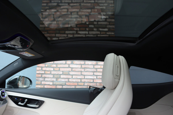 Mercedes-Benz CLE Coupé 300 e AMG Line | Panoramadak | Distronic | Massage | Stoelventilatie | Digital Light | Verwarmd Stuurwiel | Memory | Keyless Go | Leder |