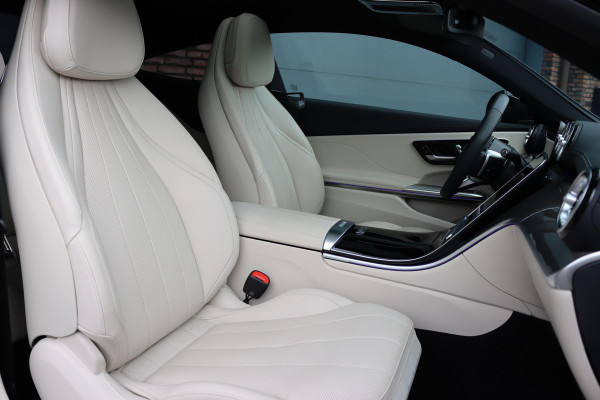 Mercedes-Benz CLE Coupé 300 e AMG Line | Panoramadak | Distronic | Massage | Stoelventilatie | Digital Light | Verwarmd Stuurwiel | Memory | Keyless Go | Leder |