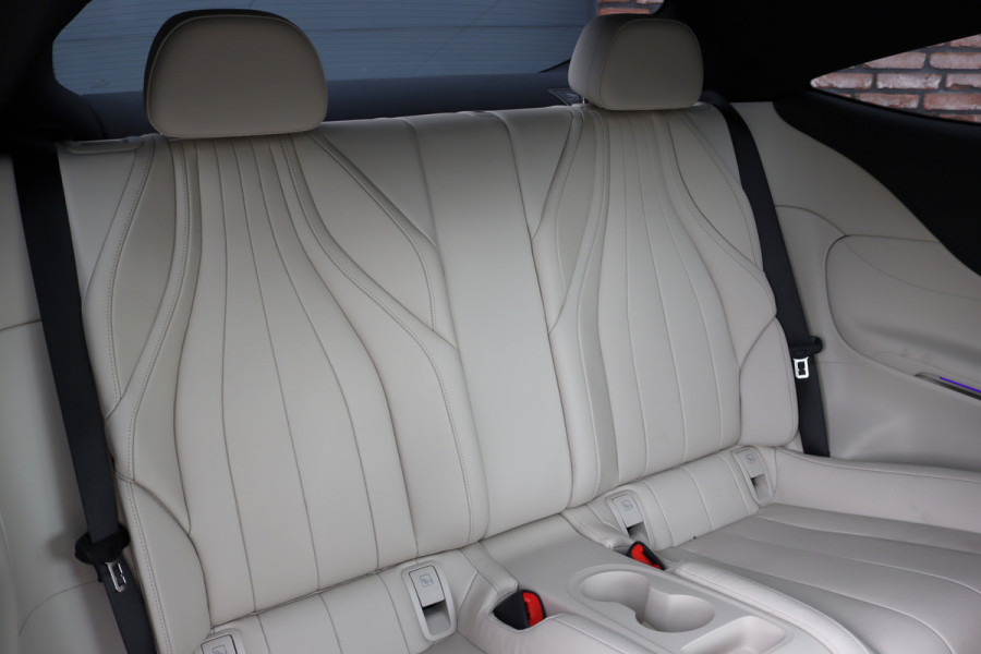 Mercedes-Benz CLE Coupé 300 e AMG Line | Panoramadak | Distronic | Massage | Stoelventilatie | Digital Light | Verwarmd Stuurwiel | Memory | Keyless Go | Leder |