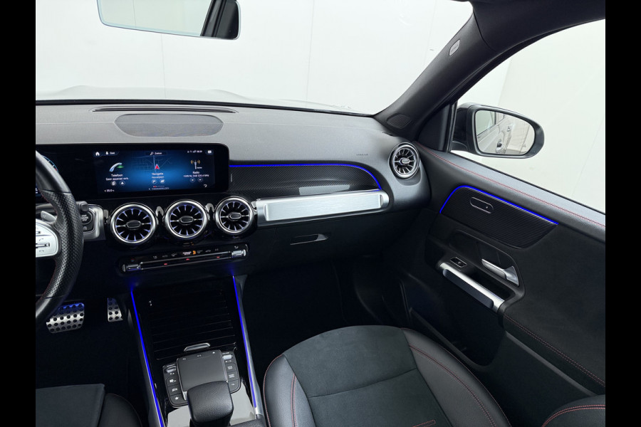 Mercedes-Benz Glb 200 AMG // Trekhaak // 360 Camera // Nightpakket // Carplay // Augmented Reality // 19" AMG Velgen