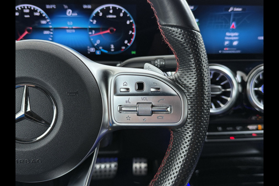 Mercedes-Benz Glb 200 AMG // Trekhaak // 360 Camera // Nightpakket // Carplay // Augmented Reality // 19" AMG Velgen