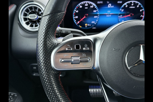 Mercedes-Benz Glb 200 AMG // Trekhaak // 360 Camera // Nightpakket // Carplay // Augmented Reality // 19" AMG Velgen