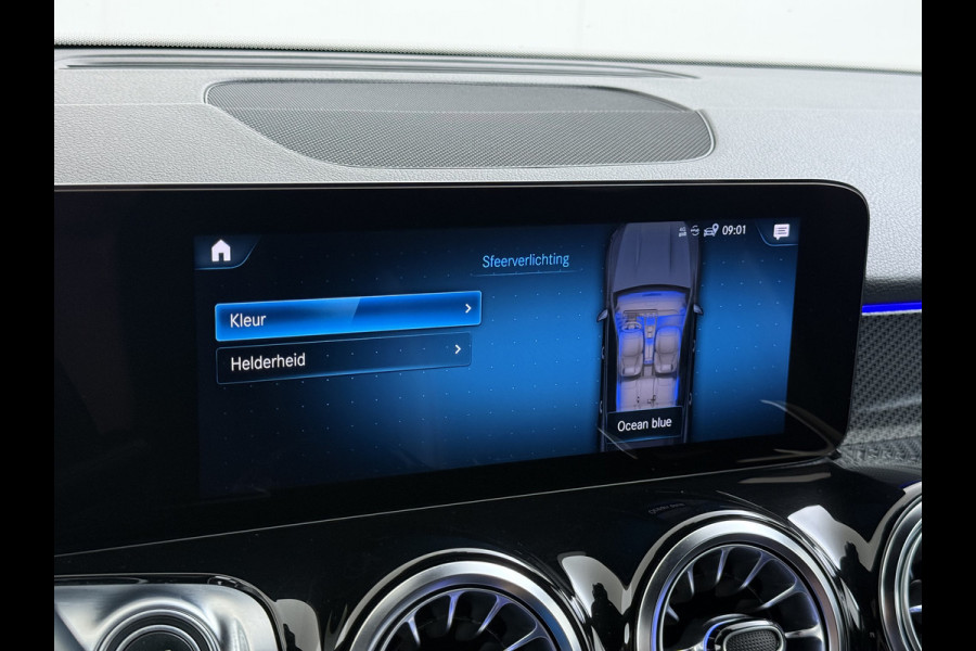 Mercedes-Benz Glb 200 AMG // Trekhaak // 360 Camera // Nightpakket // Carplay // Augmented Reality // 19" AMG Velgen