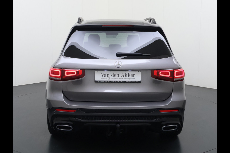 Mercedes-Benz Glb 200 AMG // Trekhaak // 360 Camera // Nightpakket // Carplay // Augmented Reality // 19" AMG Velgen