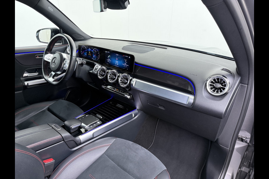 Mercedes-Benz Glb 200 AMG // Trekhaak // 360 Camera // Nightpakket // Carplay // Augmented Reality // 19" AMG Velgen