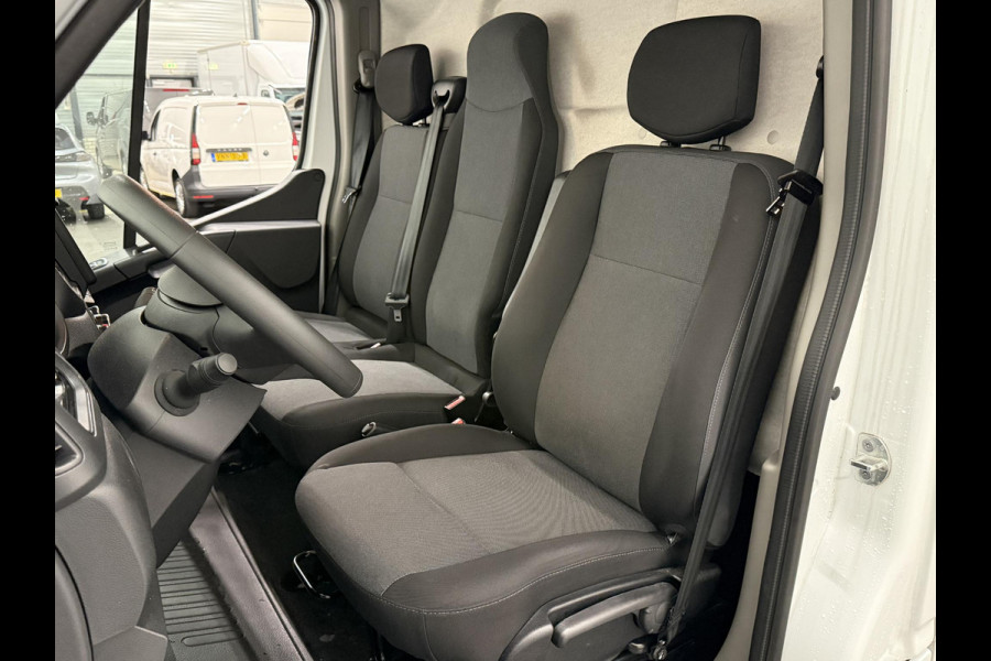 Renault Master T33 2.3 dCi 135 L2H2 BPM VRIJ! Airco Cruise control Parkeersensoren Navigatie Trekhaak