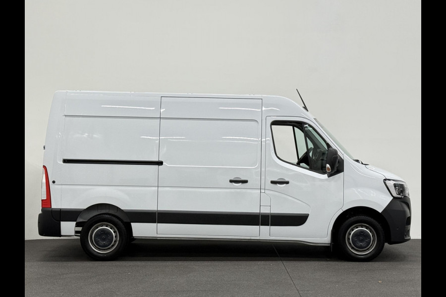 Renault Master T33 2.3 dCi 135 L2H2 BPM VRIJ! Airco Cruise control Parkeersensoren Navigatie Trekhaak