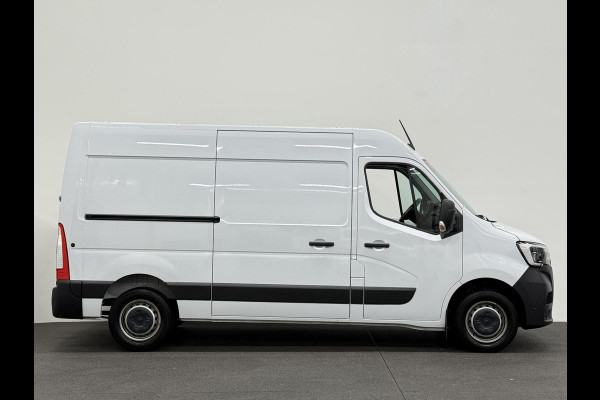 Renault Master T33 2.3 dCi 135 L2H2 BPM VRIJ! Airco Cruise control Parkeersensoren Navigatie Trekhaak