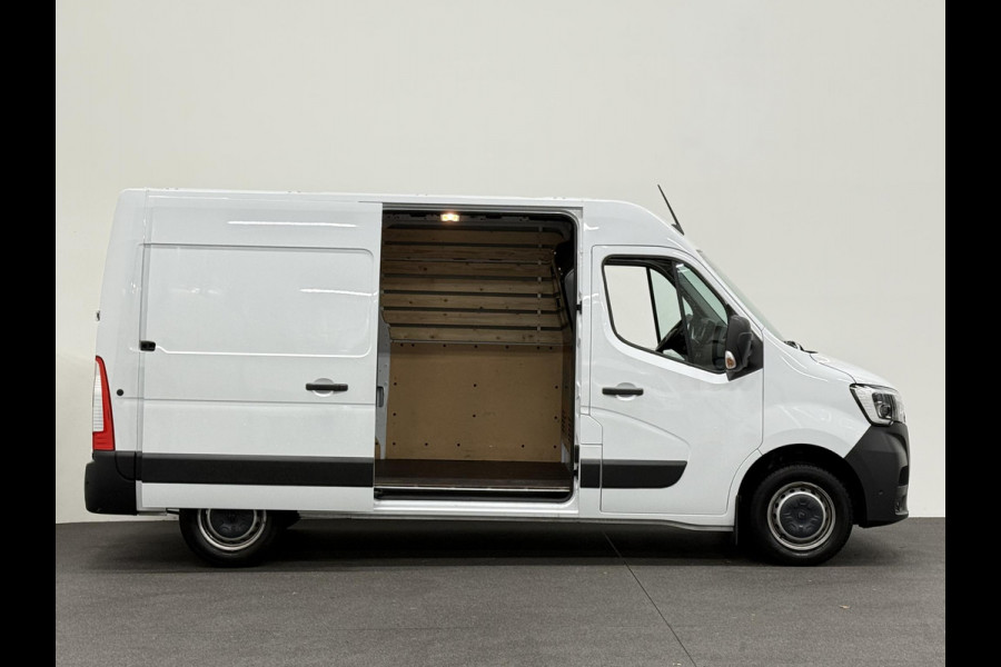 Renault Master T33 2.3 dCi 135 L2H2 BPM VRIJ! Airco Cruise control Parkeersensoren Navigatie Trekhaak
