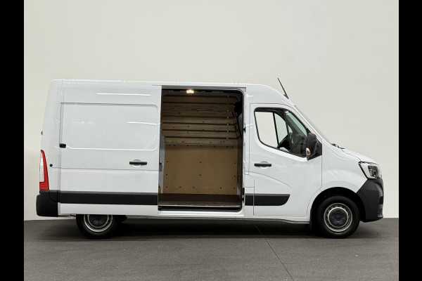 Renault Master T33 2.3 dCi 135 L2H2 BPM VRIJ! Airco Cruise control Parkeersensoren Navigatie Trekhaak