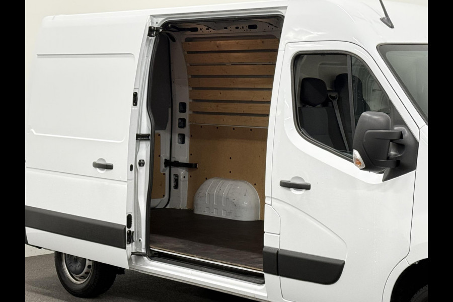 Renault Master T33 2.3 dCi 135 L2H2 BPM VRIJ! Airco Cruise control Parkeersensoren Navigatie Trekhaak