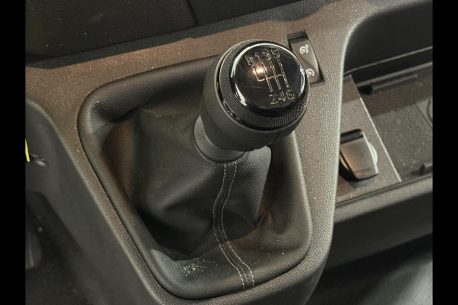 Renault Master T33 2.3 dCi 135 L2H2 BPM VRIJ! Airco Cruise control Parkeersensoren Navigatie Trekhaak