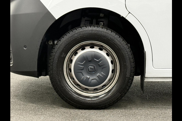 Renault Master T33 2.3 dCi 135 L2H2 BPM VRIJ! Airco Cruise control Parkeersensoren Navigatie Trekhaak