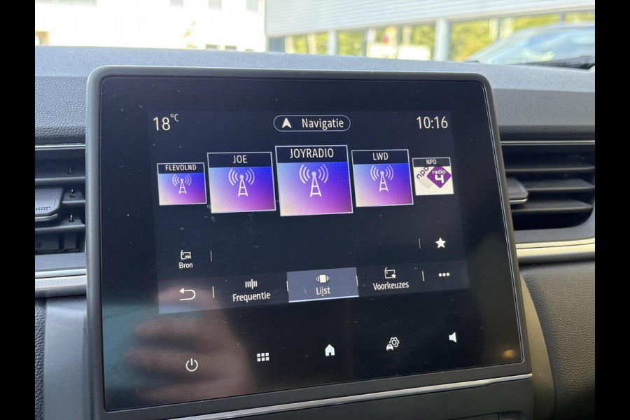 Renault Captur 1.6 E-Tech PHEV 160pk Intens | Trekhaak | Stoelverwarming | 18 Inch | Dodehoeksensoren | Camera | Climate Control |