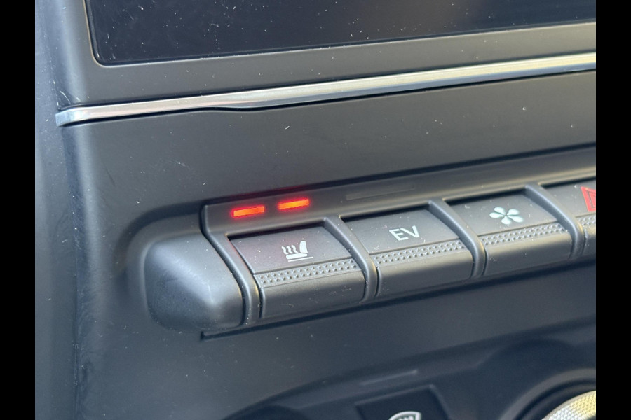 Renault Captur 1.6 E-Tech PHEV 160pk Intens | Trekhaak | Stoelverwarming | 18 Inch | Dodehoeksensoren | Camera | Climate Control |
