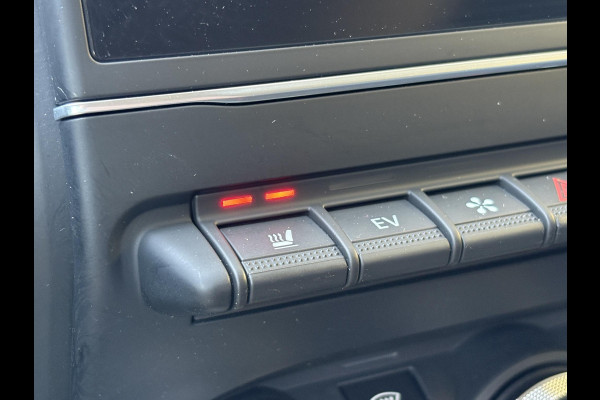 Renault Captur 1.6 E-Tech PHEV 160pk Intens | Trekhaak | Stoelverwarming | 18 Inch | Dodehoeksensoren | Camera | Climate Control |