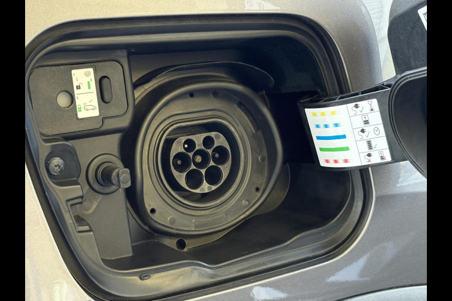 Renault Captur 1.6 E-Tech PHEV 160pk Intens | Trekhaak | Stoelverwarming | 18 Inch | Dodehoeksensoren | Camera | Climate Control |