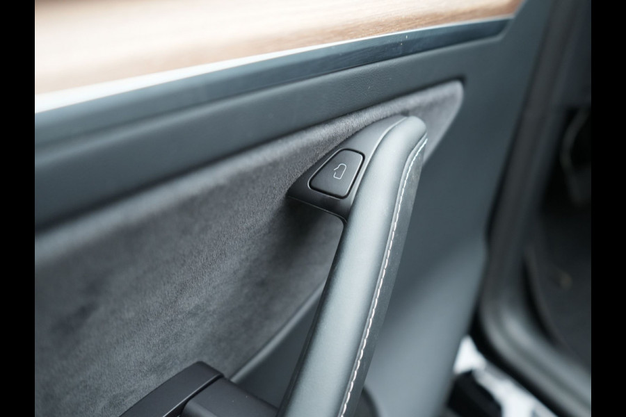 Tesla Model Y Long Range AWD 75 kWh 441pk | Full Self-Driving Capability | Panodak | Adaptive Cruise | Lederen Sportstoelen Memory & Verwarmd | Camera | Navigatie |