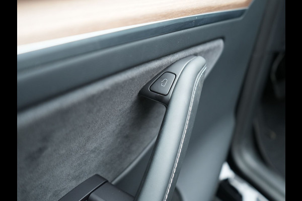 Tesla Model Y Long Range AWD 75 kWh 441pk | Full Self-Driving Capability | Panodak | Adaptive Cruise | Lederen Sportstoelen Memory & Verwarmd | Camera | Navigatie |