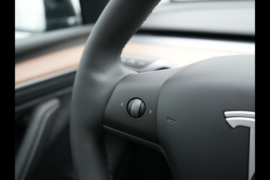 Tesla Model Y Long Range AWD 75 kWh 441pk | Full Self-Driving Capability | Panodak | Adaptive Cruise | Lederen Sportstoelen Memory & Verwarmd | Camera | Navigatie |