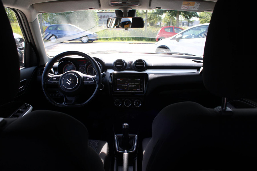 Suzuki Swift 1.2 Stijl Smart Hybrid | Trekhaak | Adaptive Cruise Control | Stoelverwarming | Climate Control | Camera | Lichtmetalen Velgen | Winterset |