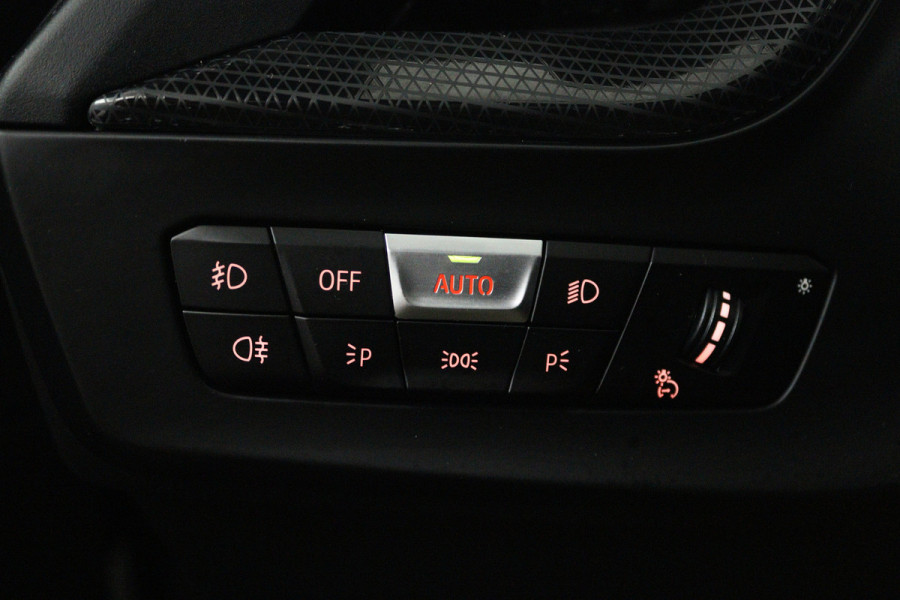 BMW 1-serie 118i Introduction Edition M Sport (PANO, M-PAKKET, CAMERA, STUURVERWARMING, SFEERVERLICHTING, DEALER ONDERHOUDEN)