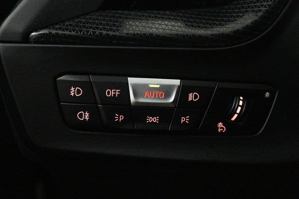 BMW 1-serie 118i Introduction Edition M Sport (PANO, M-PAKKET, CAMERA, STUURVERWARMING, SFEERVERLICHTING, DEALER ONDERHOUDEN)