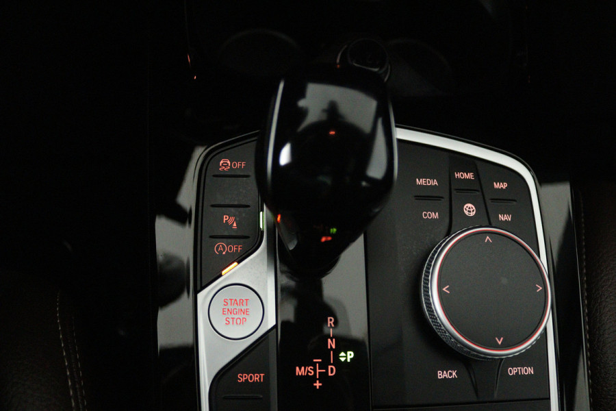 BMW 1-serie 118i Introduction Edition M Sport (PANO, M-PAKKET, CAMERA, STUURVERWARMING, SFEERVERLICHTING, DEALER ONDERHOUDEN)