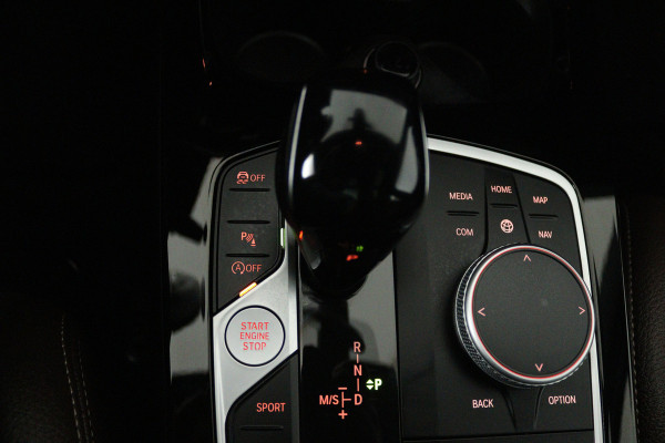 BMW 1-serie 118i Introduction Edition M Sport (PANO, M-PAKKET, CAMERA, STUURVERWARMING, SFEERVERLICHTING, DEALER ONDERHOUDEN)