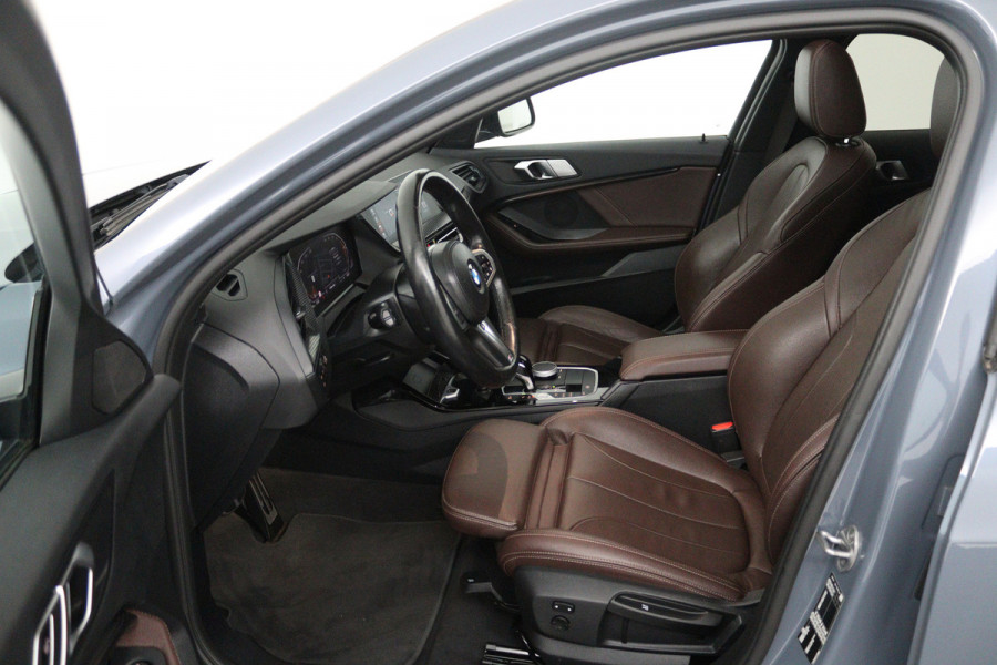 BMW 1-serie 118i Introduction Edition M Sport (PANO, M-PAKKET, CAMERA, STUURVERWARMING, SFEERVERLICHTING, DEALER ONDERHOUDEN)