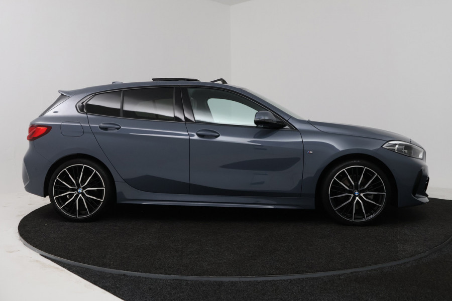 BMW 1-serie 118i Introduction Edition M Sport (PANO, M-PAKKET, CAMERA, STUURVERWARMING, SFEERVERLICHTING, DEALER ONDERHOUDEN)