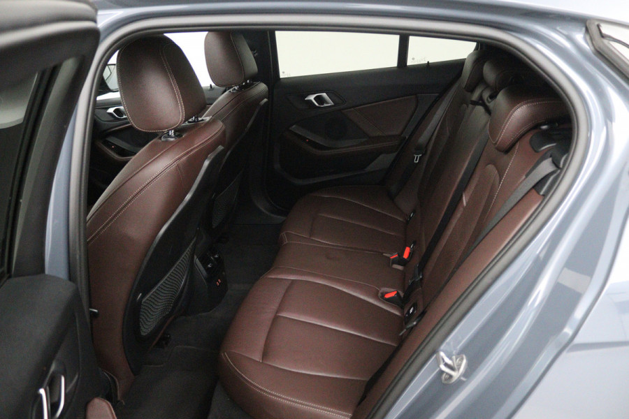 BMW 1-serie 118i Introduction Edition M Sport (PANO, M-PAKKET, CAMERA, STUURVERWARMING, SFEERVERLICHTING, DEALER ONDERHOUDEN)