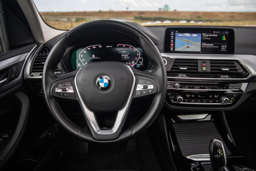 BMW X3 xDrive30e Executive BLACK LINE / PANORAMA DAK / CARPLAY / LEER / STOELVERWARMING / CAMERA